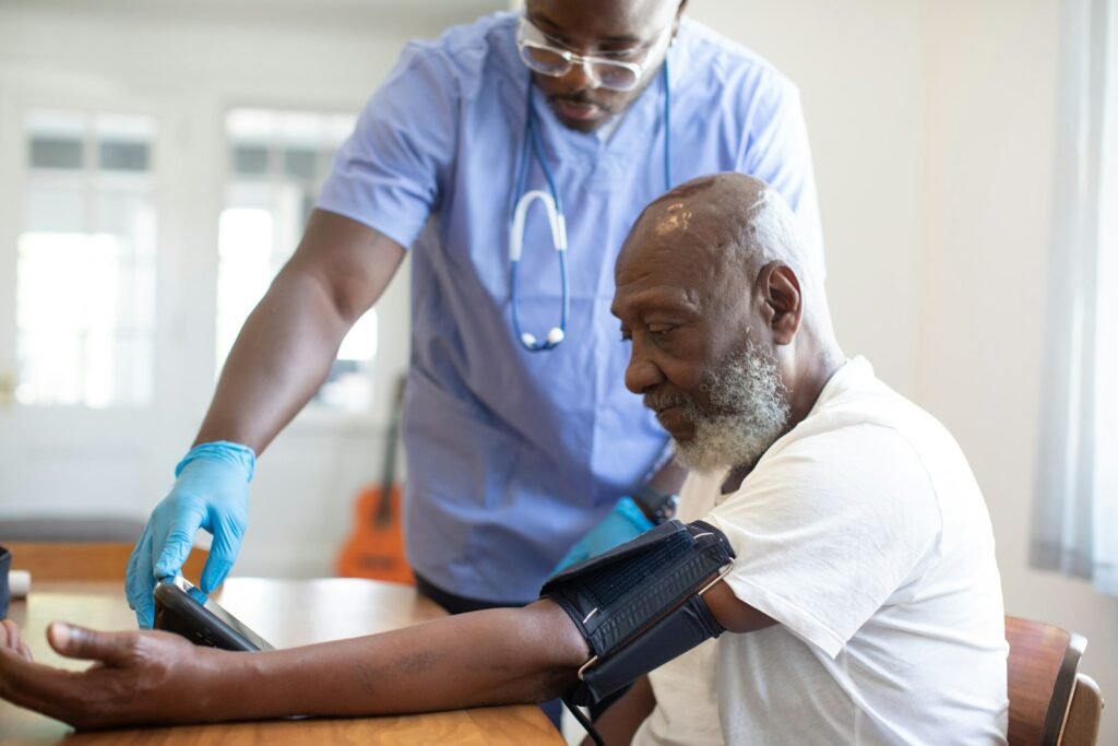 Une professionnelle de santé prend la tension d'une patiente