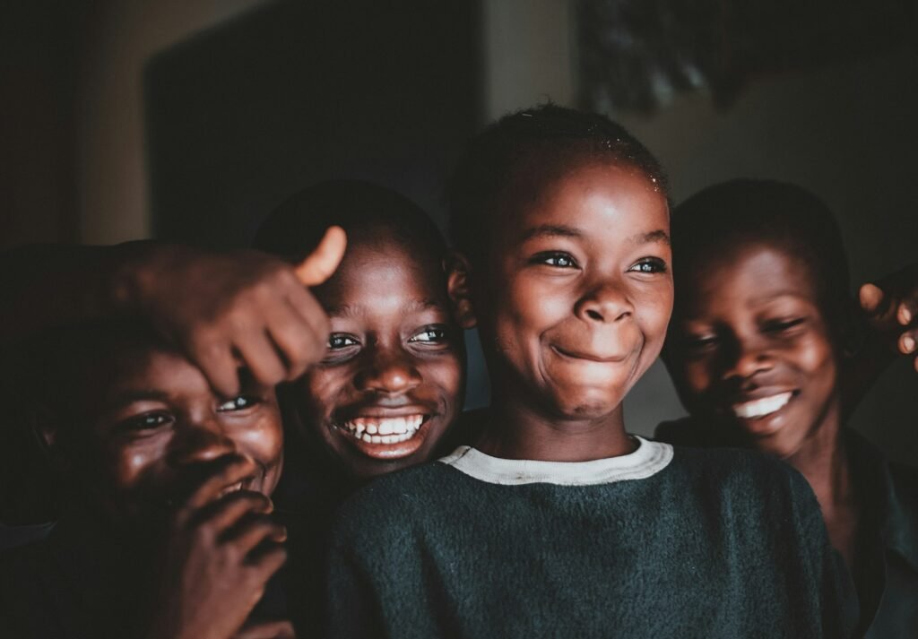 Quatre enfants souriants côte à côte